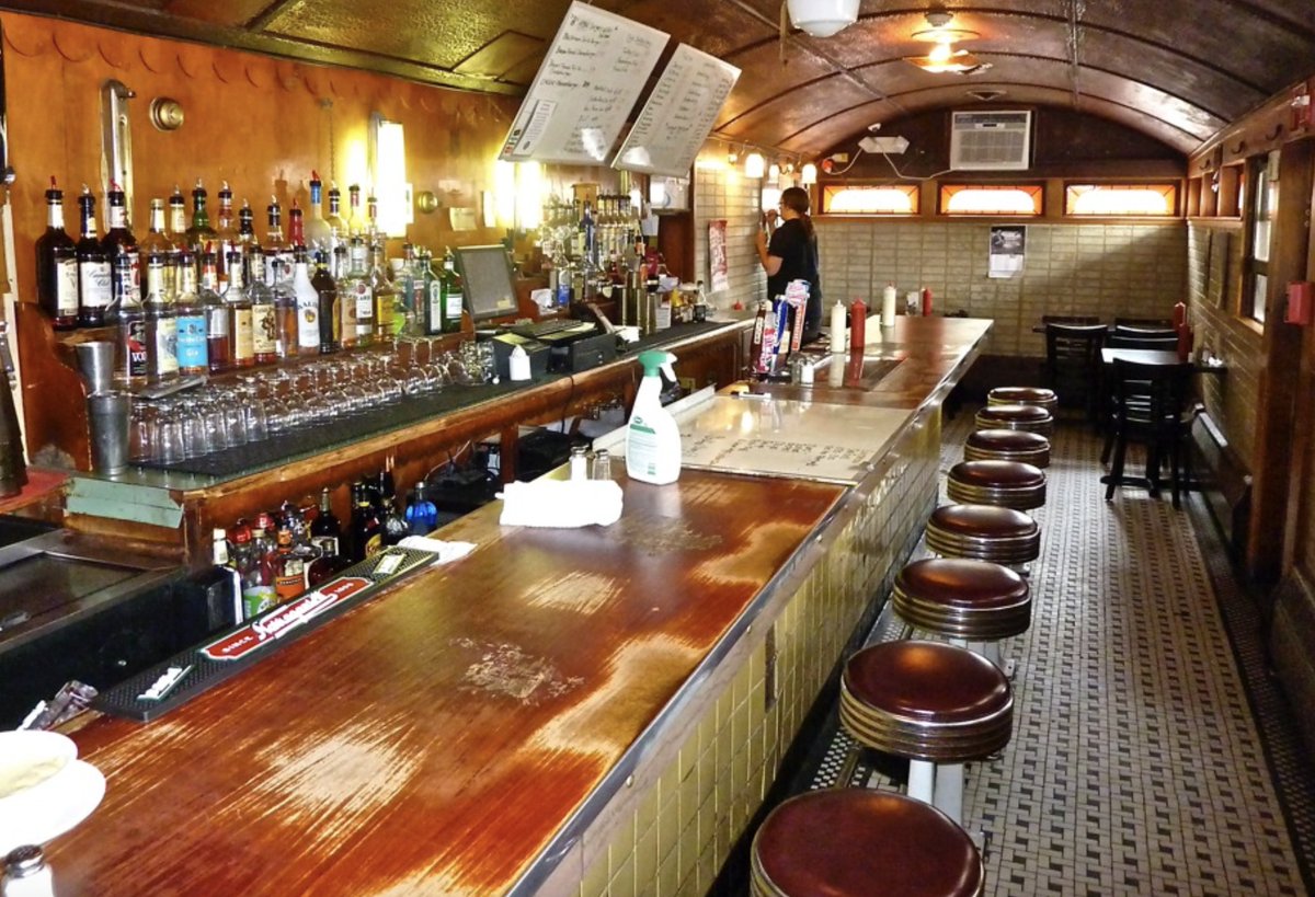 WalpoleHSLax's tweet photo. Today's restaurant- The Red Wing Diner https://t.co/lmDhcCfpRI Enjoy some seafood, pizza, burgers & more because who wants to cook on a Tuesday? #wearewalpole #walpoleeats #100steps #diner https://t.co/5bxpjP8NAS