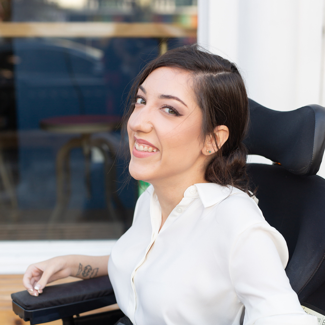 Jessica Oddi is a disabled graphic designer in Canada with versatility to spare. She specializes in crafting pieces tailored to exceed the desires of her clients. #womenindesign #womencandesign womenindesign.ca/interviews/jes…