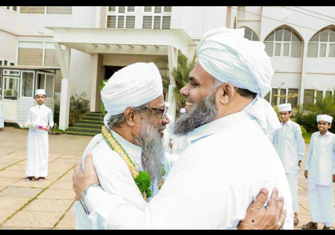 SayyidBukhari's tweet photo. വെല്ലൂര്‍ ബാഖിയാത്തിലെ പ്രധാന മുദരിസുമാരിലൊരാളും പ്രമുഖ പണ്ഡിതനും വാഗ്മിയുമായിരുന്ന ശബീറലി ഹസ്റത്ത് നമ്മോട് വിട പറഞ്ഞു. ദീനീ പ്രചാരണത്തിന് സ്വയം സമര്‍പ്പിച്ച ജീവിതമായിരുന്നു മഹന്റെത്. വാര്‍ധക്യത്തിന്റെ കഷ്ടതകളിലും ചെറുപ്പക്കാരനെപ്പോലെ ദീന്‍ പറയാന്‍ എഴുന്നേറ്റു നിന്നിരുന്നു മഹാ ന് https://t.co/fITDID2N4l
