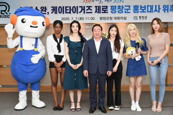 KpopGirlzBands1's tweet photo. #BlackSwan (#BS antiguas #Rania) ha revelado el grupo completo incluyendo a una miembro de #Brasil (#Lisa) y una miembro de #Africa (Senegal) #Fatou, #Hyeme (entro al grupo en 2015) , #Youngheun (entro en el 2019,antigua miembro de #Stellar) y #Judy (coreana) https://t.co/hAKeI1ibay