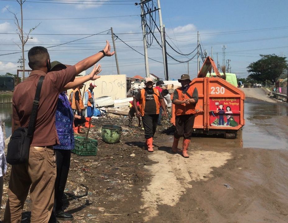 dlhkotasemarang's tweet photo. Tindak lanjut pembersihan lokasi tumpukan sampah di wilayah Tambakrejo @Kec_Gayamsari
.
Walikotane gemati, Kotane berprestasi, wargane mbok yo melu ngerteni... mulo, sesok meneh tulung ampun dibaleni ☺️
.

cc: @hendrarprihadi @mbakITASMG @IswarAminuddin @SaptoAdiS https://t.co/dyLhWmpk27