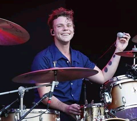 May_Acosta87's tweet photo. "Todo empezó con esa sonrisa, esa jodidamente perfecta sonrisa"

#HappyBirthdayAshton ❤️ https://t.co/xGT2EDLkh3