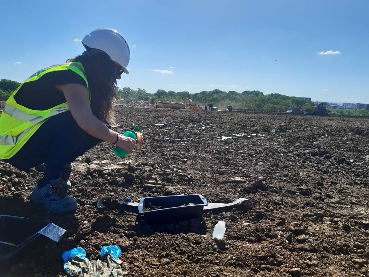 SolEco54's tweet photo. Aujourd’hui, intervention sur la future ferme de #panneauxsolaires d'#EDF💡à Dijon, pour suivre au cours du temps la qualité du #sol mis en place et sa #biodiversité. https://t.co/x2ZNO4cKqA