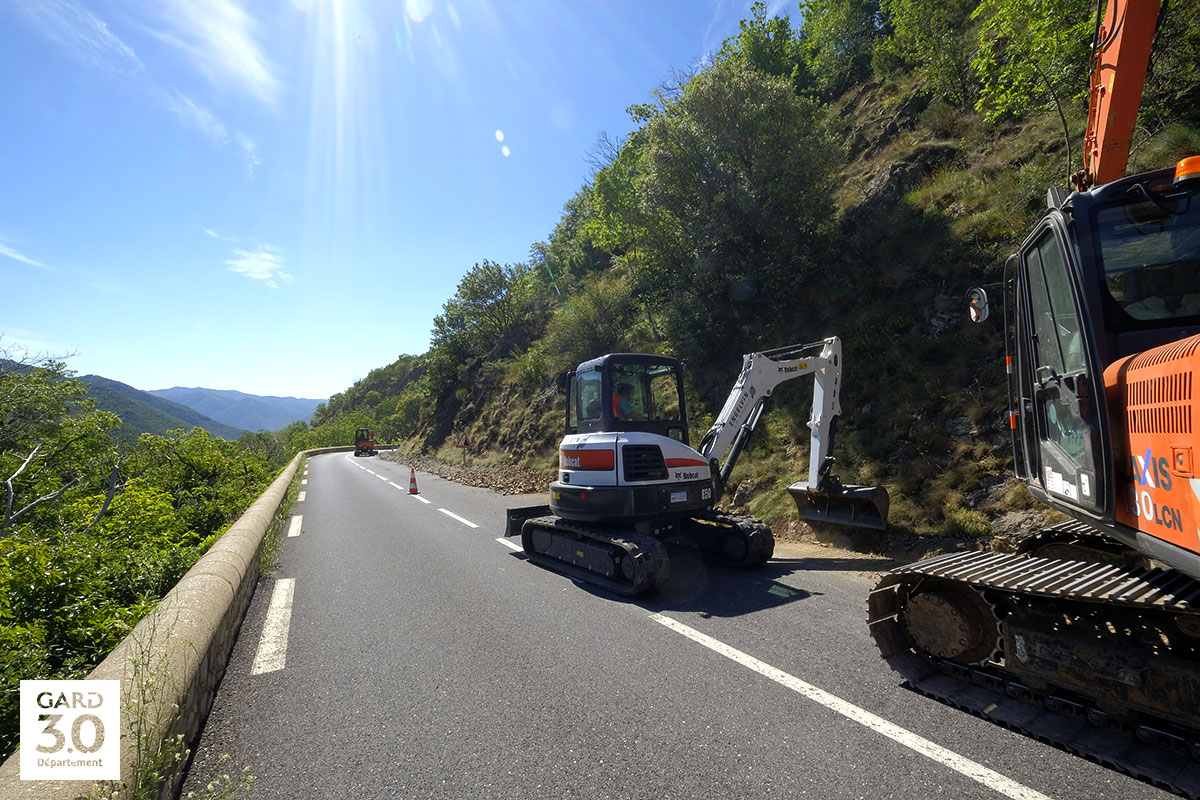 Gard's tweet photo. #WIGARD 🚀| Le #Gard déploie la fibre pour faciliter la retransmission du @LeTour au #MontAigoual.
Focus 📸 sur le partenariat techno avec #SFRFTTH et 
@orange. 
👉Travaux réalisés en avance de phase qui serviront à la poursuite du déploiement prévu en 2021.

🚴‍💛🇫🇷 #TDF2020 https://t.co/wKtN609FG2