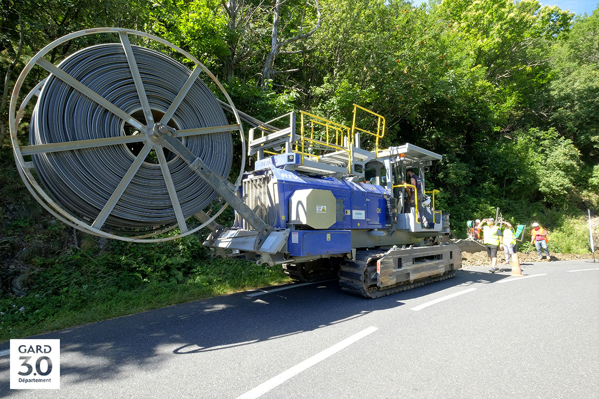 Gard's tweet photo. #WIGARD 🚀| Le #Gard déploie la fibre pour faciliter la retransmission du @LeTour au #MontAigoual.
Focus 📸 sur le partenariat techno avec #SFRFTTH et 
@orange. 
👉Travaux réalisés en avance de phase qui serviront à la poursuite du déploiement prévu en 2021.

🚴‍💛🇫🇷 #TDF2020 https://t.co/wKtN609FG2