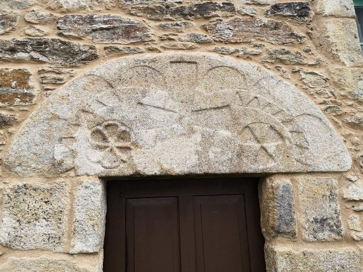 Non sabía que hoxe era o #TympanumTuesday, pois aquí déixovos o da igrexa de Santiago de Fontao #Románico #Deza #ViladeCruces