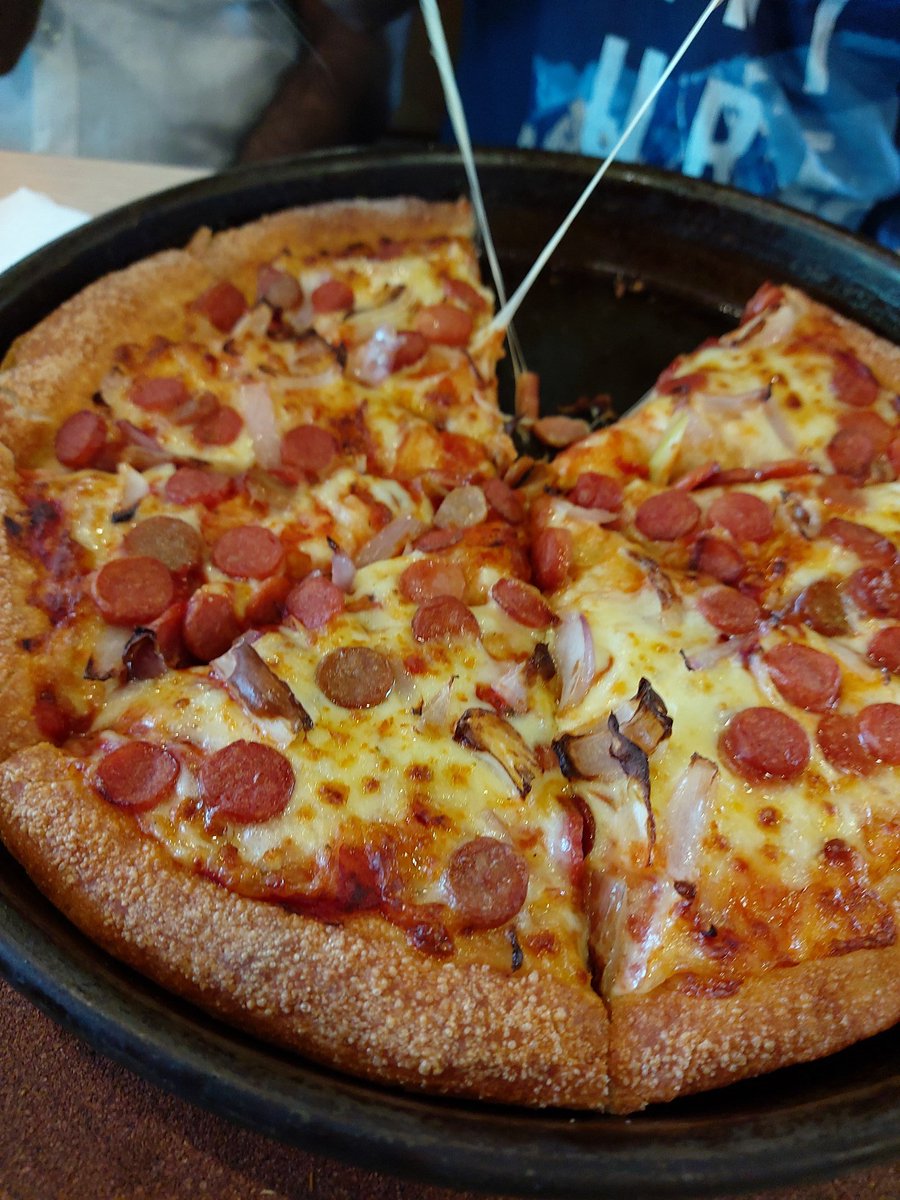 aprodhite_leo's tweet photo. After 3 and half months later
#PizzaHut
#GradutesToBe
outing with uni buddies #UniCrew https://t.co/BZ9vE8vkj4