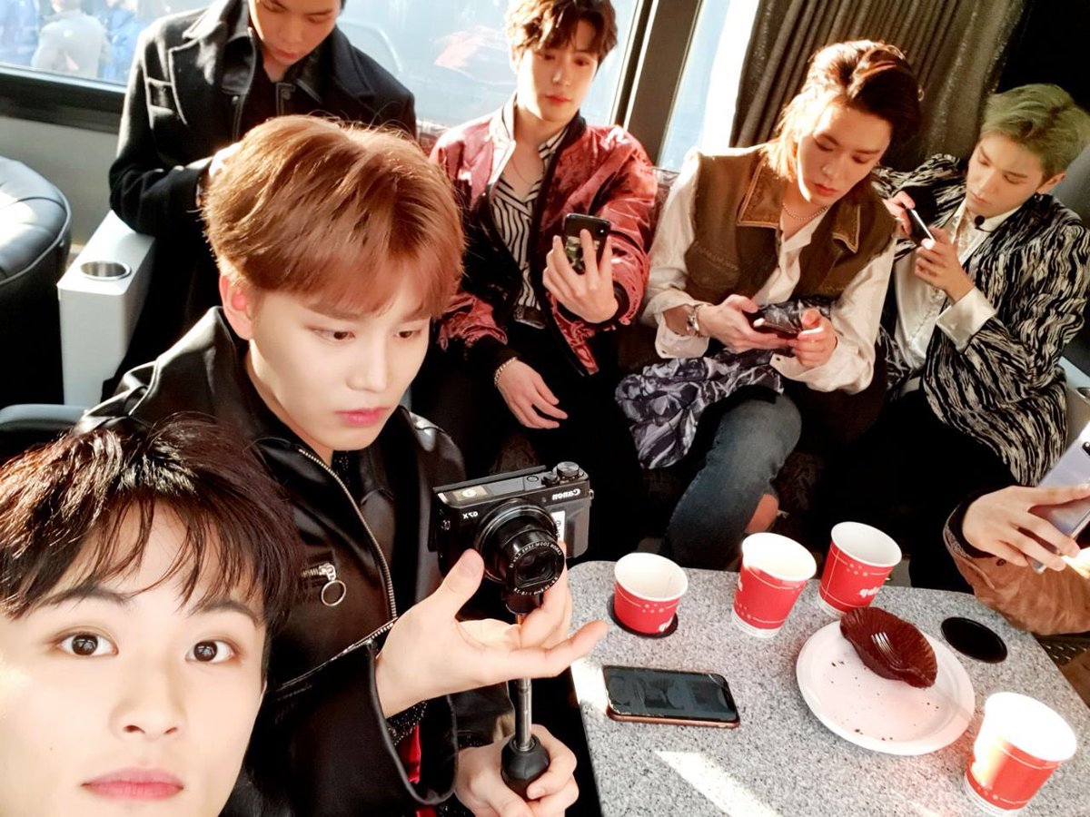 mworkbby's tweet photo. HAKSKSSJAHAHAJSD LITERALLY NO ONE IS FACING THE CAMERA https://t.co/Xg0g51eUqI
