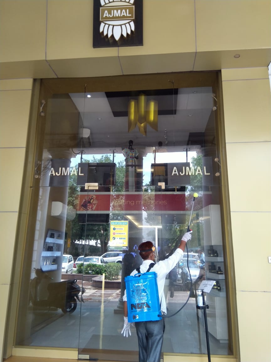 NDTAofficial's tweet photo. Connaught Place Inner Circle Blocks A,B,C,D,E with Radial Portions were santized by Ndta staff today on 7/7/20
#CleanCP
#GermfreeCP
@tweetndmc
@ArvindKejriwal
@M_Lekhi
@LtGovDelhi
@SandhyaTimes4u
@htTweets
@ANI
@timesofindia
@journo_vibha
@DCPNewDelhi
@DMNewDelhi https://t.co/Y8iZCcn2h2