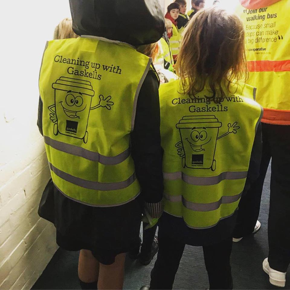 GaskellsWasteNW's tweet photo. #ThrowbackThursdayt to when we went to @CuddingtonPri in #Cheshire with our #recycling roadshow and went out litterpicking.
The school now has its Green ECO flag!
We're supporting the school ahead of it fully re-opening in September.
#schools #wastemanagement #LitterPick https://t.co/CHqjkwT64l