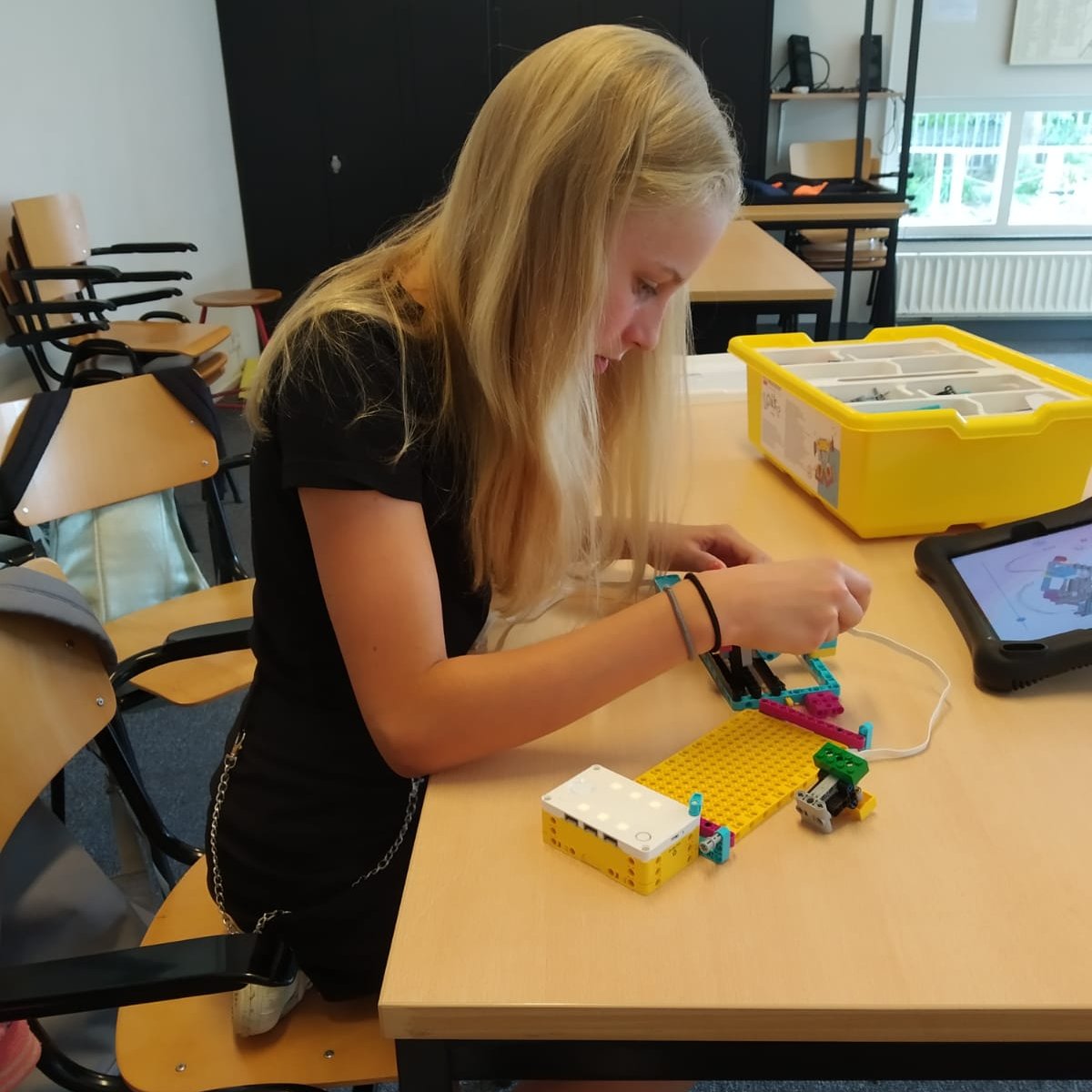 T_Schaddelee's tweet photo. Vandaag had ik mijn allerlaatste #BredeSchoolGouda activiteit. Het was een les ‘’Ontwerpen en programmeren met Lego Spike Prime.’’
Door de #BSGouda heb ik de afgelopen jaren veel sportieve, muzikale en creatieve lessen gehad én veel leeftijdsgenoten in #Gouda leren kennen. Dank! https://t.co/oZ4mn6DDW7