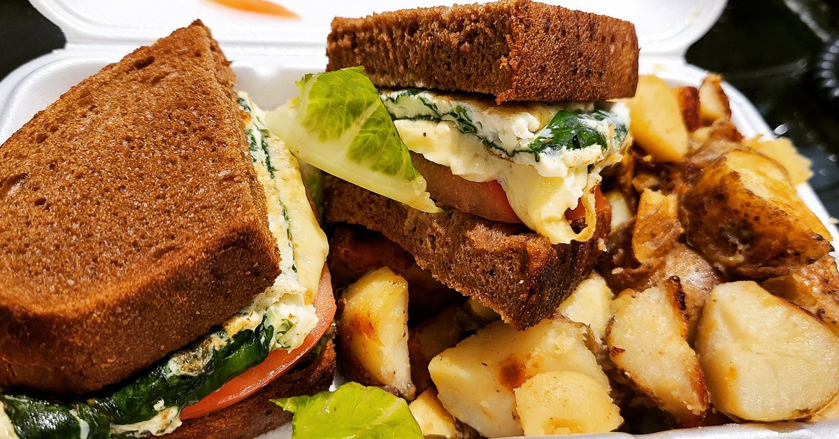 Harriscandoit's tweet photo. #sunsetgrill Sunset Healthy #sandwhich with #eggwhites #spinach #swisscheese #luttuce #tomatoes🍅 on #darkryebread with a side of #homefries 600 cal. #lunch #foodstagram #foodphotography #toronto #the6 https://t.co/mfaHYXi0kH