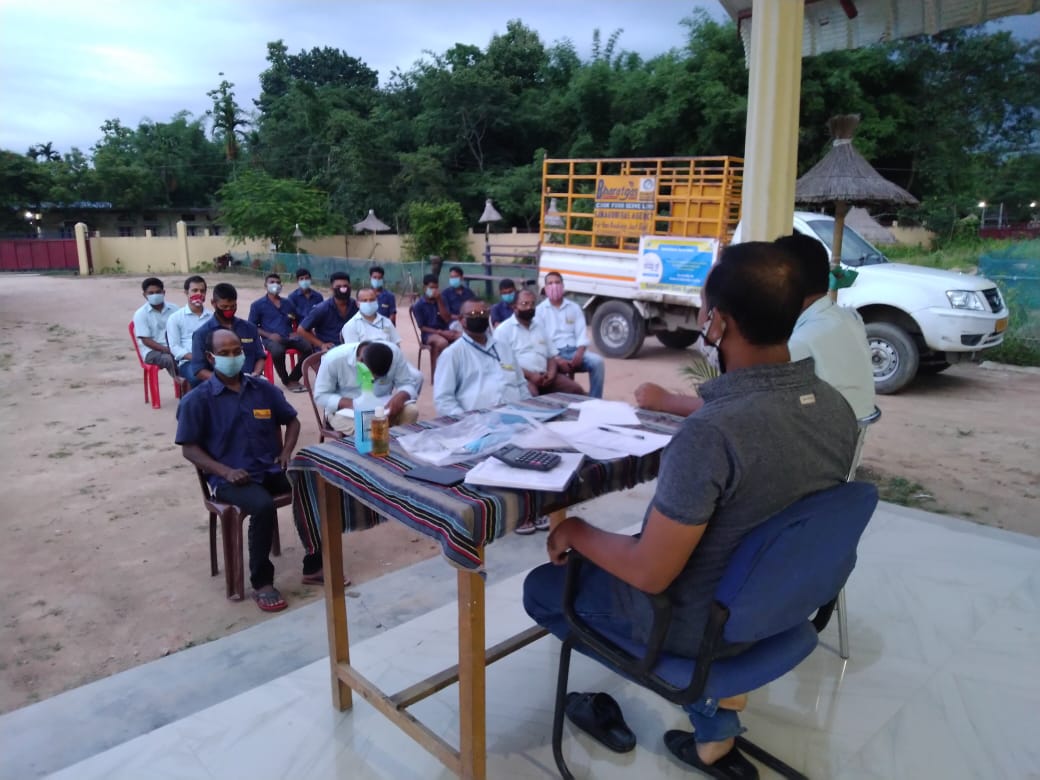 Bharatgas_NE's tweet photo. Distribution of mask and sanitisers to the staff by Samaguri Bharatgas, Dist Nagaon Assam @AKBPCL @BPCLLPG @BPCLimited @vijaytilak1 @PeethambarantT #SwachhtaPakhwada2020 https://t.co/qe55qJ3hFE