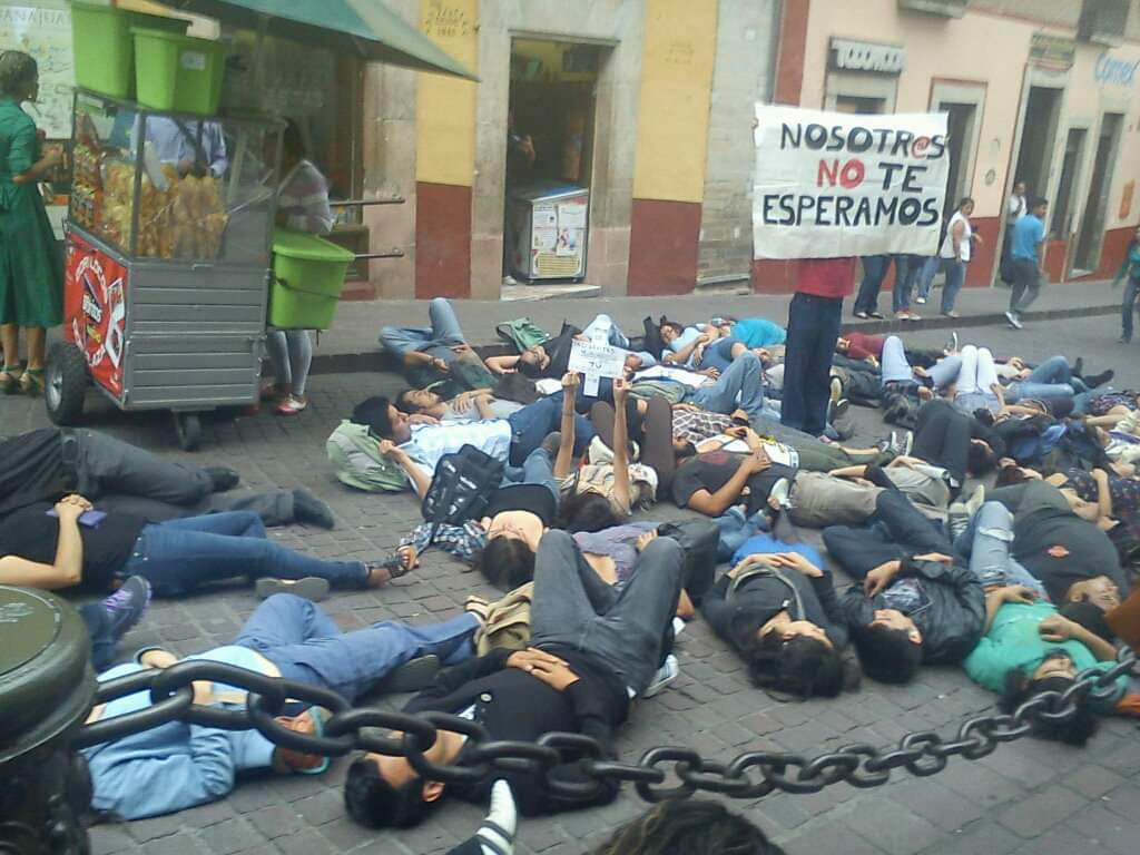 MrGuanajuato's tweet photo. Cómo olvidar cuando nos tiramos al piso para manifestarnos vs Benedicto Dieciséis. https://t.co/Odt7aZOdYY
