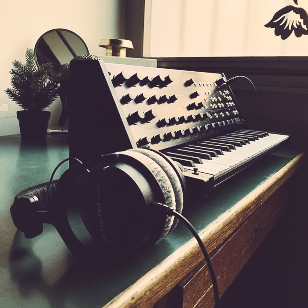 musicallyarun's tweet photo. Dwell deep inside, as deep as one can. The intention is to touch a soul with the art. Be an artist till you're alive.

#MusicProducer #musicians #studiolife https://t.co/0jvxEf64PL