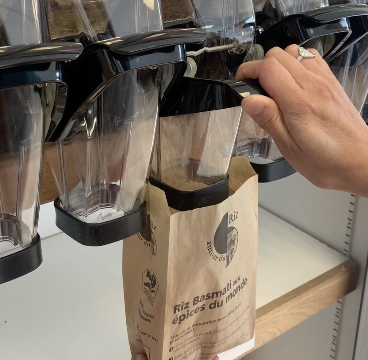 AutourduRiz's tweet photo. Acheter le riz en vrac est un bon réflexe : pas de gâchis, moins d’emballage pour une qualité identique. 👌🏻 C’est aujourd’hui une habitude que nous devons adopter pour préserver notre environnement et les ressources de la planète ! 😃🌱 https://t.co/L7A9WGm73R