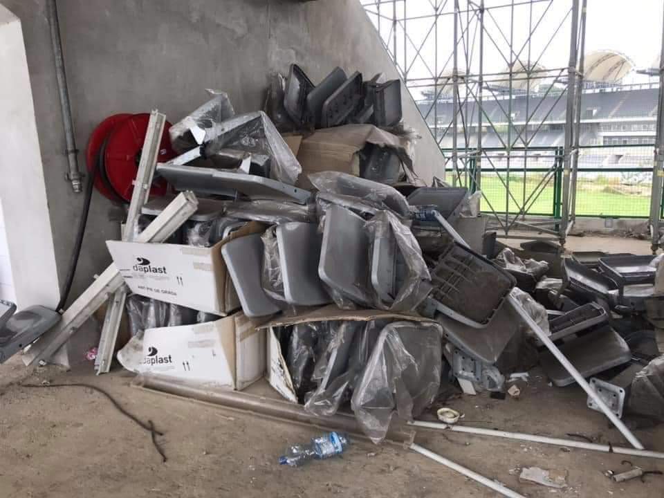 Le stade omnisports de LBV(Gabon) devait accueillir des matchs des Can 2012 et 2017,plusieurs Millions de Fcfa engloutis.Desormais à l'abandon,il est l'un des nombreux  symboles de l'échec des mandatures 2009 et 2016 usurpées par feu #AliBongo.
Quel gâchis ! #Gabon 
📸 DR.