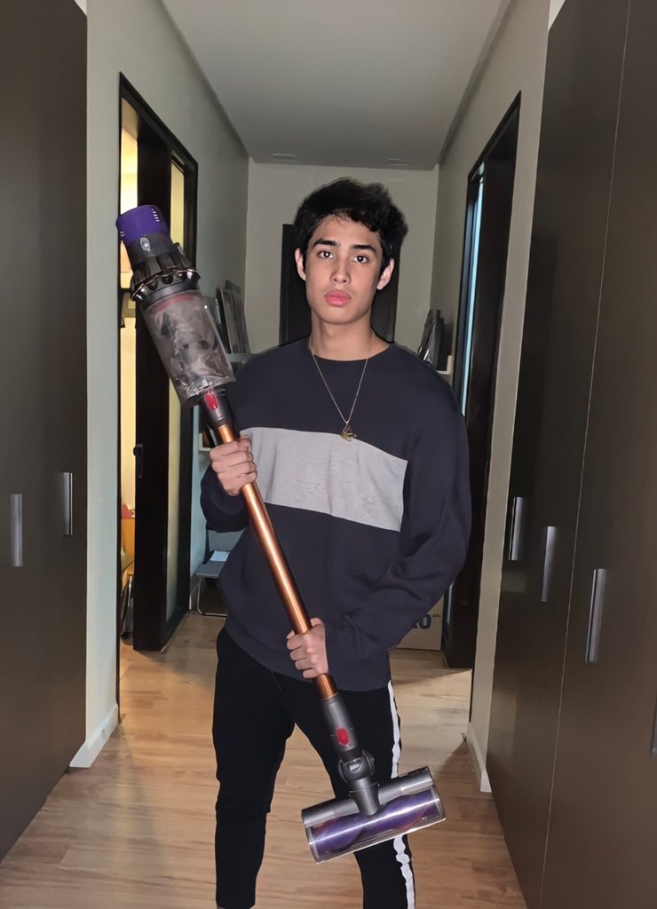 DONATORSPH's tweet photo. HOW CAN HE BE SO STUNNING WHILE HOLDING THE VACUUM. 😫😣 https://t.co/lKeK52Vv7Y