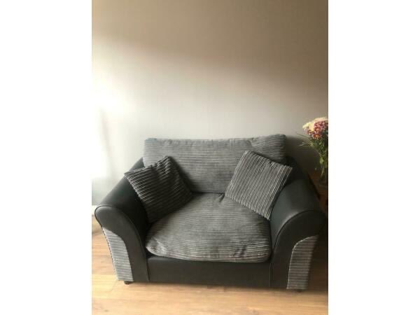 KaylaMill_'s tweet photo. Argos Home Harry corner couch and cuddle chair  https://t.co/HFvSWLpSl5 https://t.co/QXmmjg3J5L