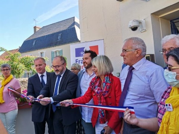 LPNews_CVL's tweet photo. Inauguration ce matin de la maison #FranceServices de Chaillac, première structure postale labélisée de la région #CentreValdeLoire, par Thierry Bonnier, @prefet36, en présence de @mathieu_moreaux, maire de #Chaillac et de @LudovicProvost, délégué régional du @GroupeLaPoste https://t.co/zEEurZK5u1