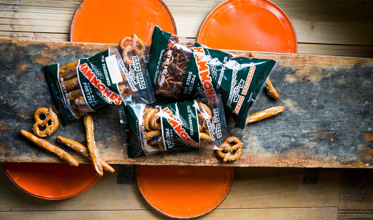 magstravels's tweet photo. Before artisanal food was popular, a family in the Lancaster, PA Dutch Amish country began baking homemade pretzels. Opened 80 years ago, Hammond's continues to cook crunchy treats. Now the 5th generation runs it &amp; offers online ordering. Their story⬇️
https://t.co/dMpZDulBma https://t.co/pxDanHuPzy