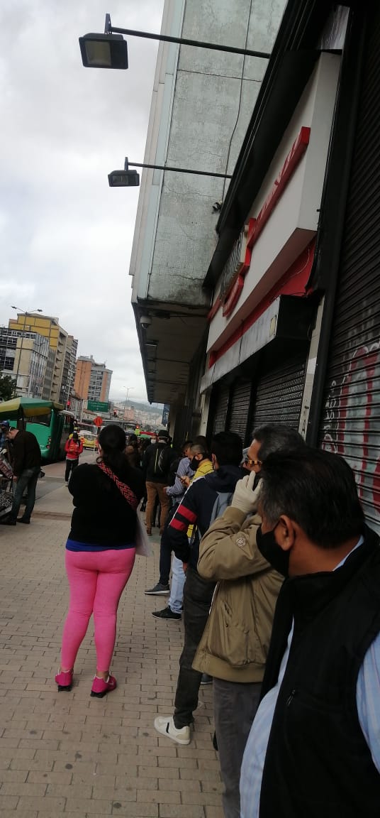 El Vocero Judicial (@vocerojudicial) on Twitter photo Continúa la fila para ingresar al HMM sin ninguna clase de control, sin respetar la distancia entre una persona y otra. Aglomeración para que el covid se multiplique sin atender ninguna clase de protocolos. <a href="/machadini/">Fredy Machado 🇨🇴</a> <a href="/judicaturacsj/">Rama Judicial</a> <a href="/Bogota/">Alcaldía de Bogotá</a> <a href="/CaracolRadio/">Caracol Radio</a> Continúa la fila para ingresar al HMM sin ninguna clase de control, sin respetar la distancia entre una persona y otra. Aglomeración para que el covid se multiplique sin atender ninguna clase de protocolos. <a href="/machadini/">Fredy Machado 🇨🇴</a> <a href="/judicaturacsj/">Rama Judicial</a> <a href="/Bogota/">Alcaldía de Bogotá</a> <a href="/CaracolRadio/">Caracol Radio</a>