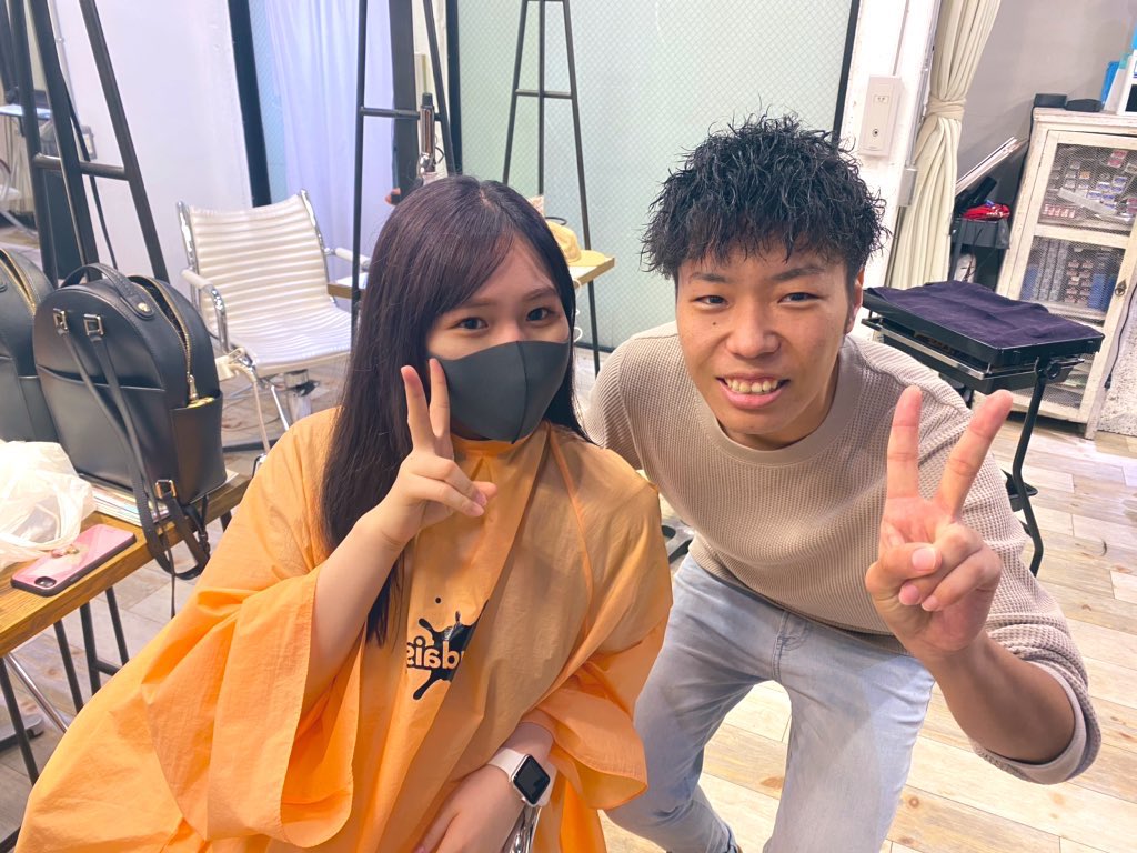 PL4448822's tweet photo. upsydaisyでエリカさんにパーマかけてもらいました✂︎ザックリ注文なのに一緒に考えてくれていい感じの髪になりました🦱思いがけず、豪華な方々揃って店内全員美人の幸せ空間でした！
#upsydaisy #ツイストパーマ #えりかあいたむ #PRETTYCLUB #エルビアンTV https://t.co/nczaKsZIdP