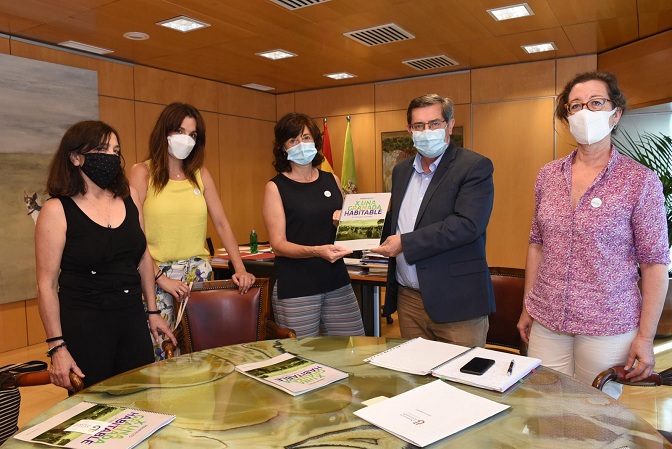 IndeGranada's tweet photo. Entrena apuesta por un cambio en la movilidad y recibe 1.700 firmas por una 'Granada habitable' https://t.co/ns1cwOXBa3 https://t.co/HiN0qq1eVt