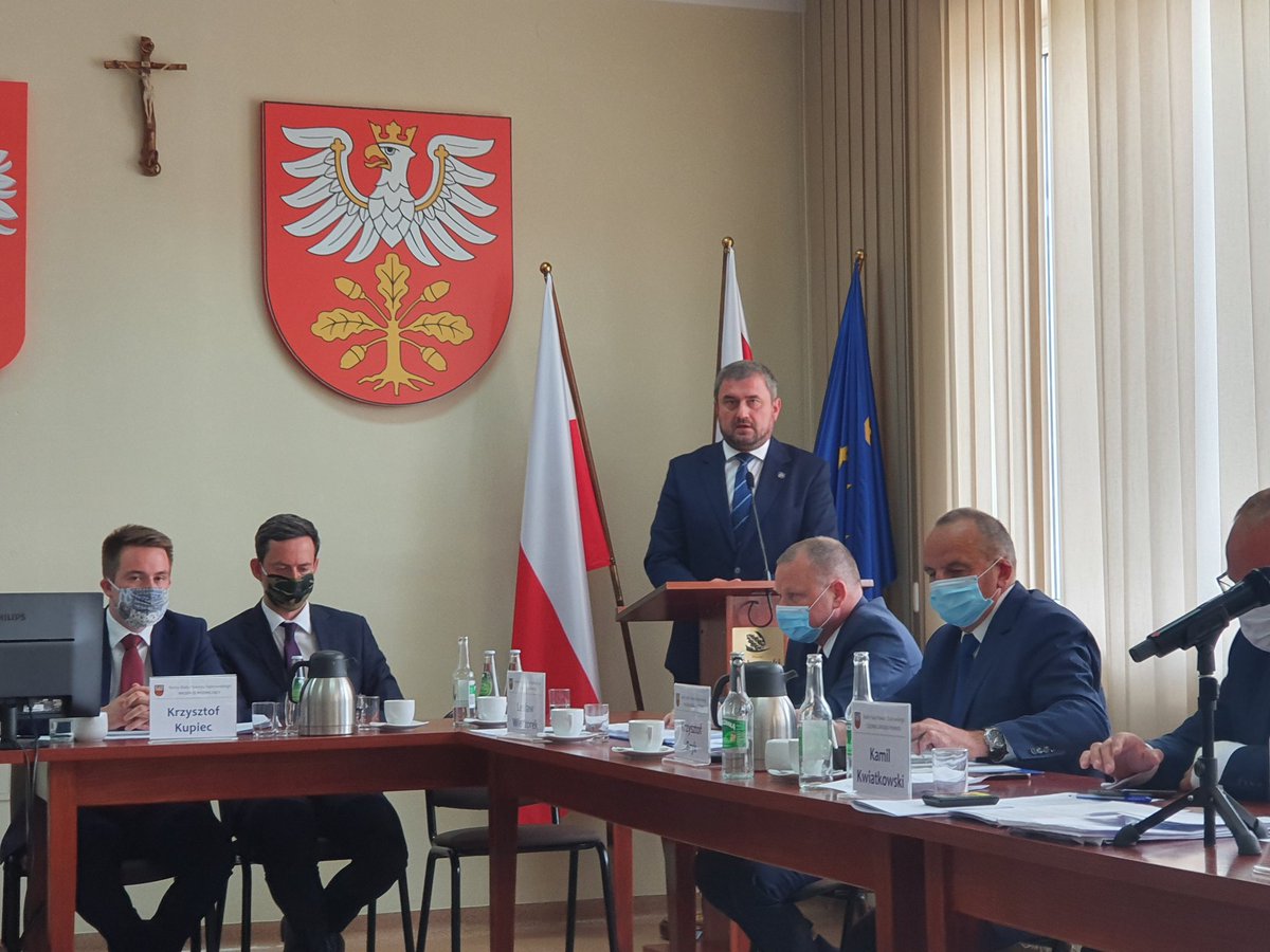 Stan_Bukowiec's tweet photo. Aktywny dzień z ministrem @MarcinOciepa w powiecie Dąbrowskim oraz Tarnowie. Dobra współpraca Prezydenta @AndrzejDuda, Rządu i samorządu to budowana obwodnica Dąbrowy Tarnowskiej, most na Wiśle w Borusowej, rozwój Zakładów Mechanicznych czy Fundusz Inwestycji Samorządowych. https://t.co/LXm2OtmADX