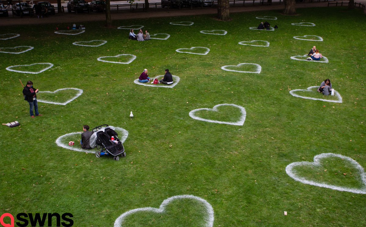 TomWrenPhoto's tweet photo. 224 social distancing hearts have been painted at Queen Square in Bristol as part of the first #BristolTogether installation @SWNS 

#bristol #SocialDistancing #artwork #art #heart https://t.co/fGIUeRB3Vw