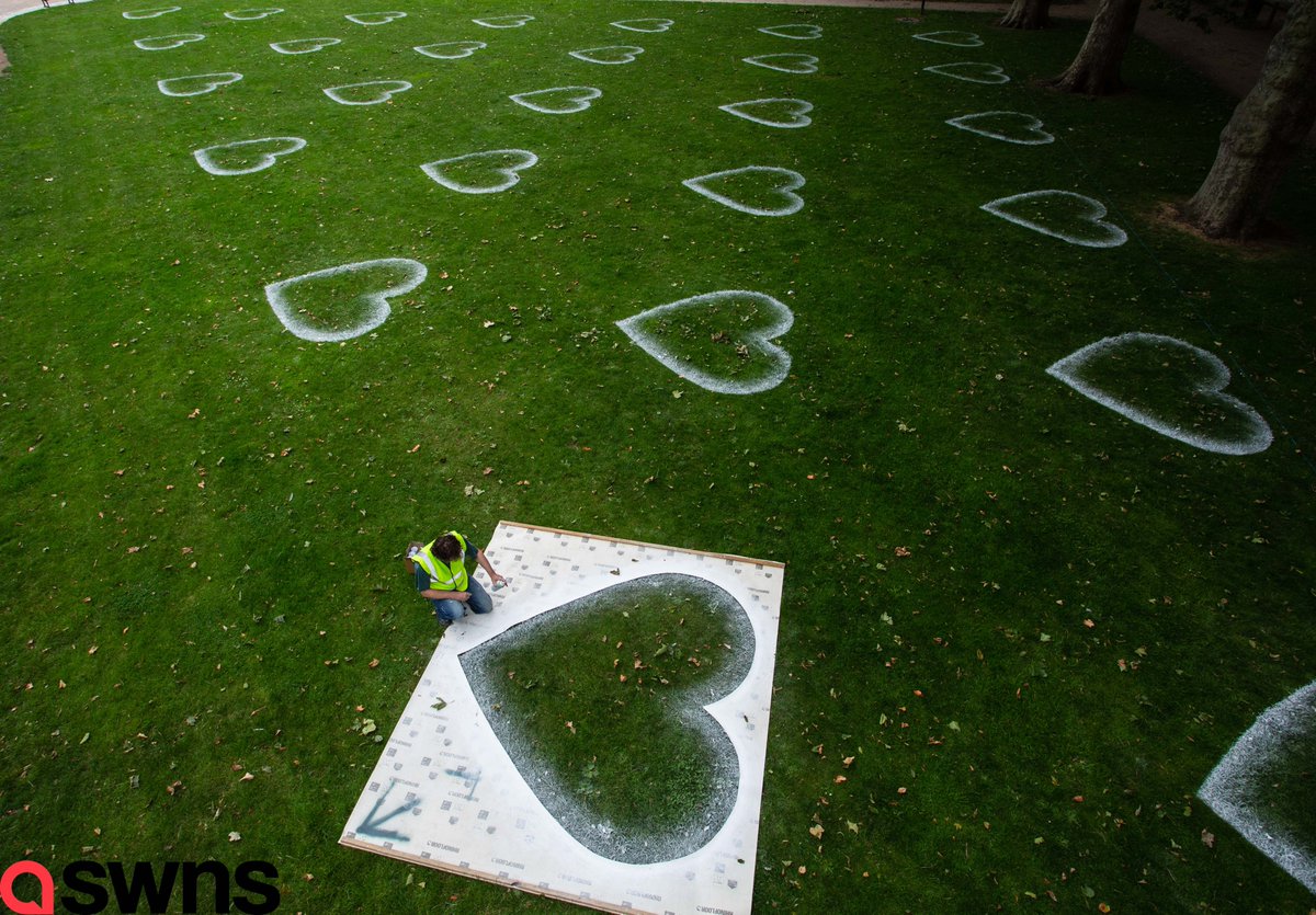 224 social distancing hearts have been painted at Queen Square in Bristol as part of the first #BristolTogether installation <a href="/SWNS/">SWNS.com</a> 

#bristol #SocialDistancing #artwork #art #heart