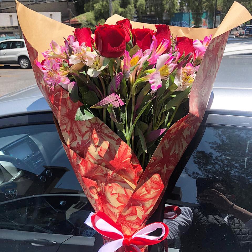 justcallmx's tweet photo. Alguien te recuerda que te ama dejándote un bouquet de rosas en la puerta de tu auto 🚗

Tú, ¿quieres sorprender a alguien? ☺️
#justcallmx tu mejor cómplice whatsapp 5581229147
.
#convertimostusideasengrandesexperiencias
#love #aniversarios #detalles #sorpresasqueenamoran #amor https://t.co/aTa0ZfPigQ