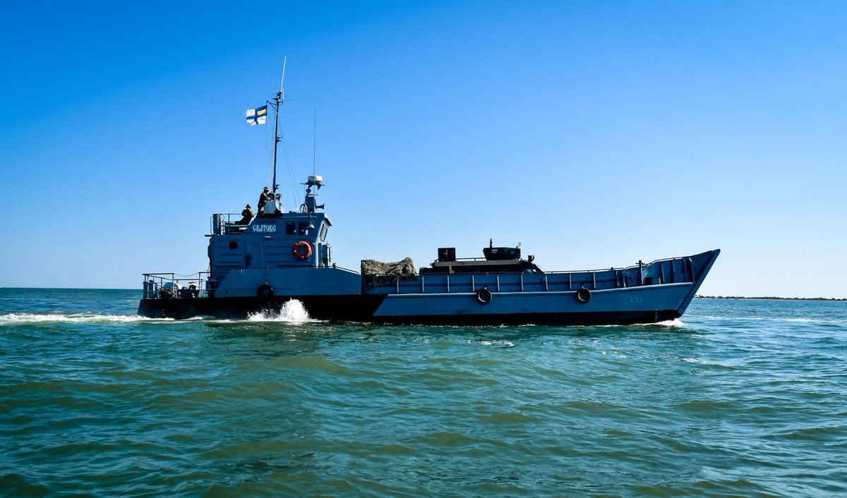 NavalPages's tweet photo. 🇺🇦 Десантний катер Військово-Морських Сил України #L434 #Сватове вперше, після виходу з п'ятирічного ремонту, взяв участь у військово-морських навчаннях з висадкою морського десанту // #вмсу #морськапіхота
https://t.co/Scmvhur8jE https://t.co/mTVU6Hy6uN