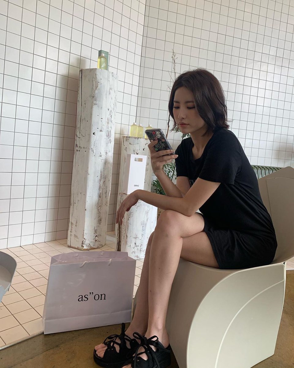 BRDIAID's tweet photo. HUISTAGRAM - 02.07.20 | khh1995_a via Instagram
"O presente da Jueun foi uma capinha🤍
Não trabalhamos muito para tirar uma foto? 🤭 #OOAF"
ENG: dia_sns | PT-BR: BRDIAID
#다이아 #DIA #기희현 #희현 #HUIHYEON @dia_official https://t.co/apr1Xw8foq