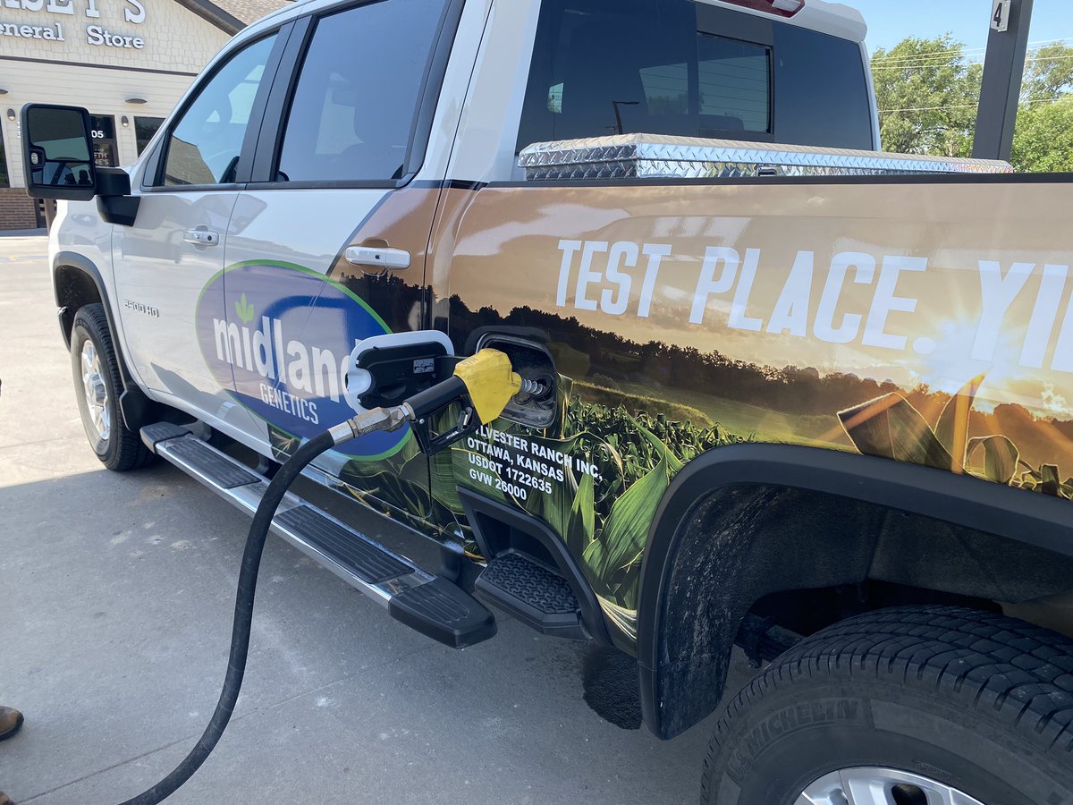 GrauerholzBrett's tweet photo. Kansas sold, Kansas grown, Kansas fueled! #kscorn #Midlandgenetics #E85 https://t.co/viUGvpLQx0