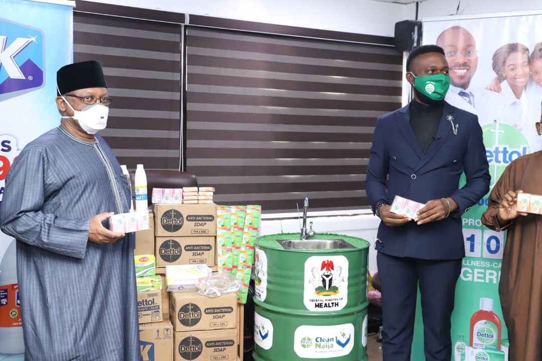 Fmohnigeria's tweet photo. We are extremely grateful to @rbnigeria for their generous donation of over 800,000 units of their products and PPE's to support @NigeriaGov in curbing the spread of #COVID19. https://t.co/s6Vh7B6X8F