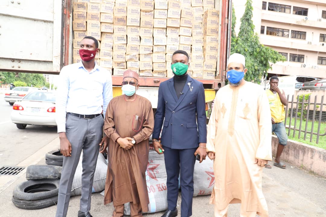 Fmohnigeria's tweet photo. We are extremely grateful to @rbnigeria for their generous donation of over 800,000 units of their products and PPE's to support @NigeriaGov in curbing the spread of #COVID19. https://t.co/s6Vh7B6X8F