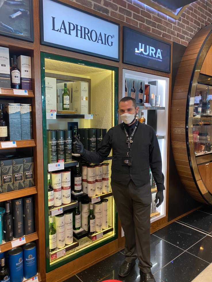 ABM_UK's tweet photo. RT @BlackjackAgency: "The favourite part of my job as a Whisky Brand Ambassador is simple - answering questions from customers who love Whisky. It feels so good to be back in Heathrow T5" #BeSafe #LoveTravelRetail #BeBJP https://t.co/OM3gAUlycc