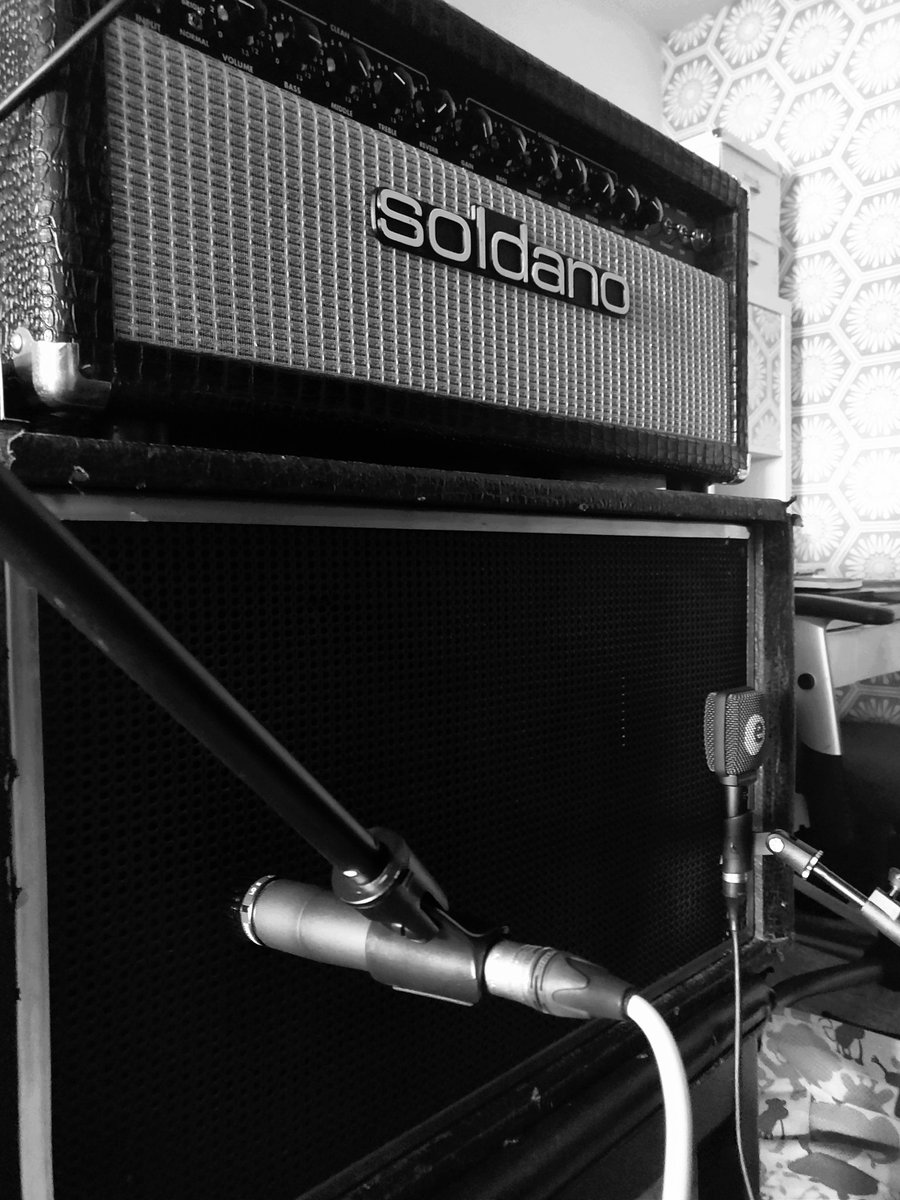 GaryClinton9's tweet image. For the first time in years I tracked guitar with dynamic mics today rather than condensers. Realised just why the @shure 57 is so legendary. The @SennheiserUSA e906 was also excellent, almost indistinguishable, so going to try the presence boost for blending purposes.

#offaxis