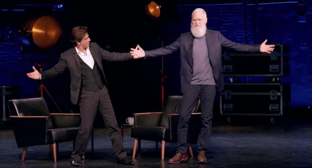 SRKUniverse's tweet photo. You gotta do it like that!
#ShahRukhKhan teaching David Letterman the famous 'SRK Pose' on the sets of Next Guest Needs No Introduction 💖 https://t.co/BqMrcvJ1k1