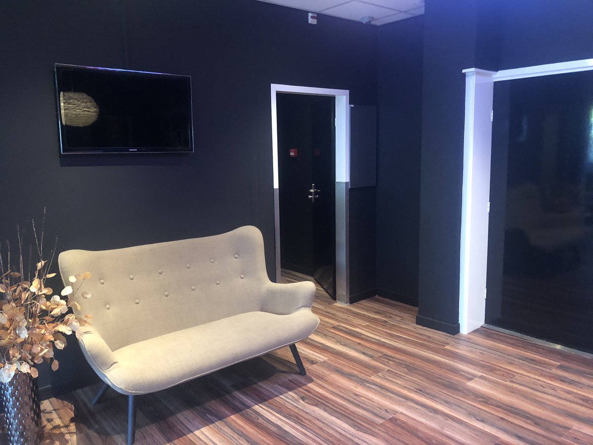 vandeVisch's tweet photo. Oplevering van vloeren en schilderwerk van de studio’s en kantoren mooi resultaat #schilderwek #wandafwerking #vandevisch https://t.co/dmcYRANlea
