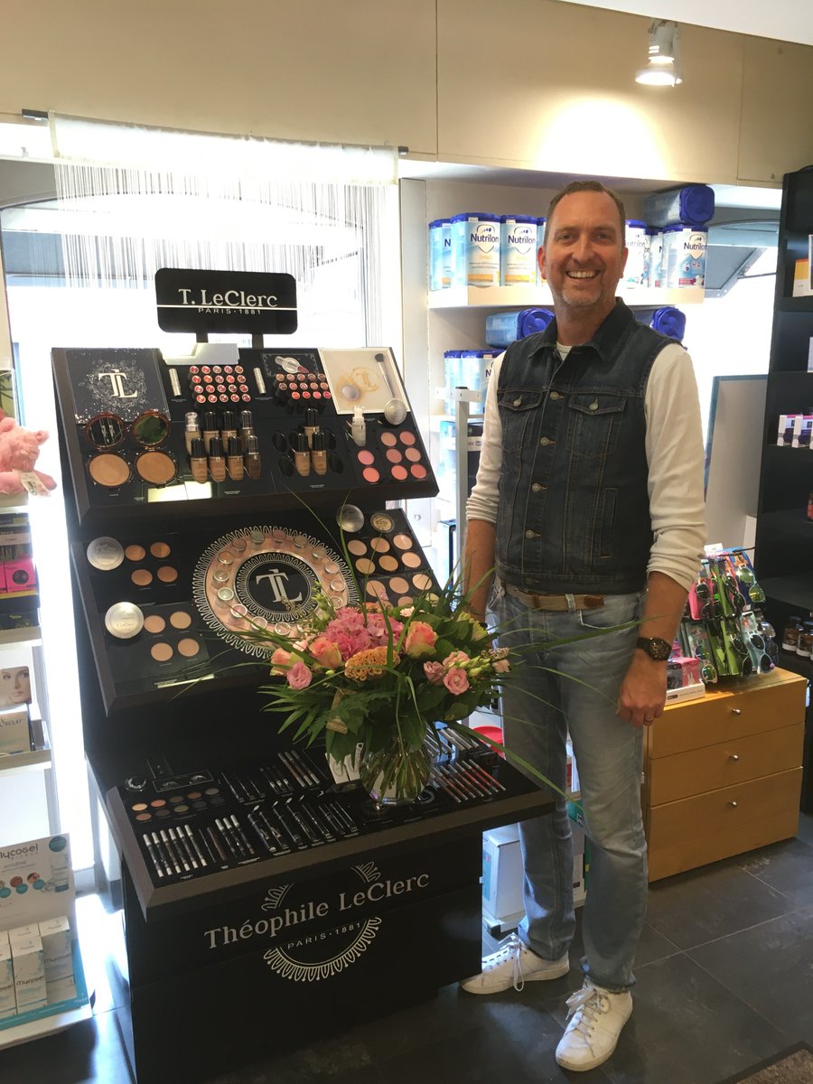 TLeClercParis's tweet photo. Première concession T. LeClerc en Belgique à Marke 😍🥳 Bravo à la Team pour cette belle implantation ! Un joli bouquet de fleurs en cadeau de bienvenue pour le pharmacien 💐😉 #tleclerc #Belgique #pharmacie #beaute https://t.co/WZfiUjXmji