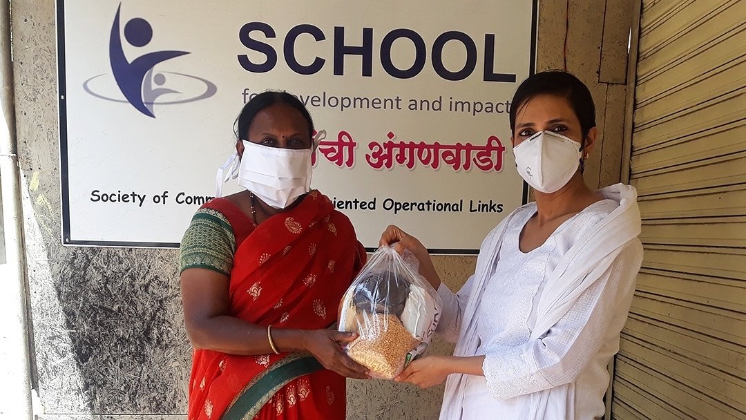 Healthyageing_'s tweet image. Our CEO @ Dr.Benazir Patil dispenses raw ration kits to needy elderly.

#SCHOOL
#healthyageing
#puneproject
#COVID19 
#lockdown