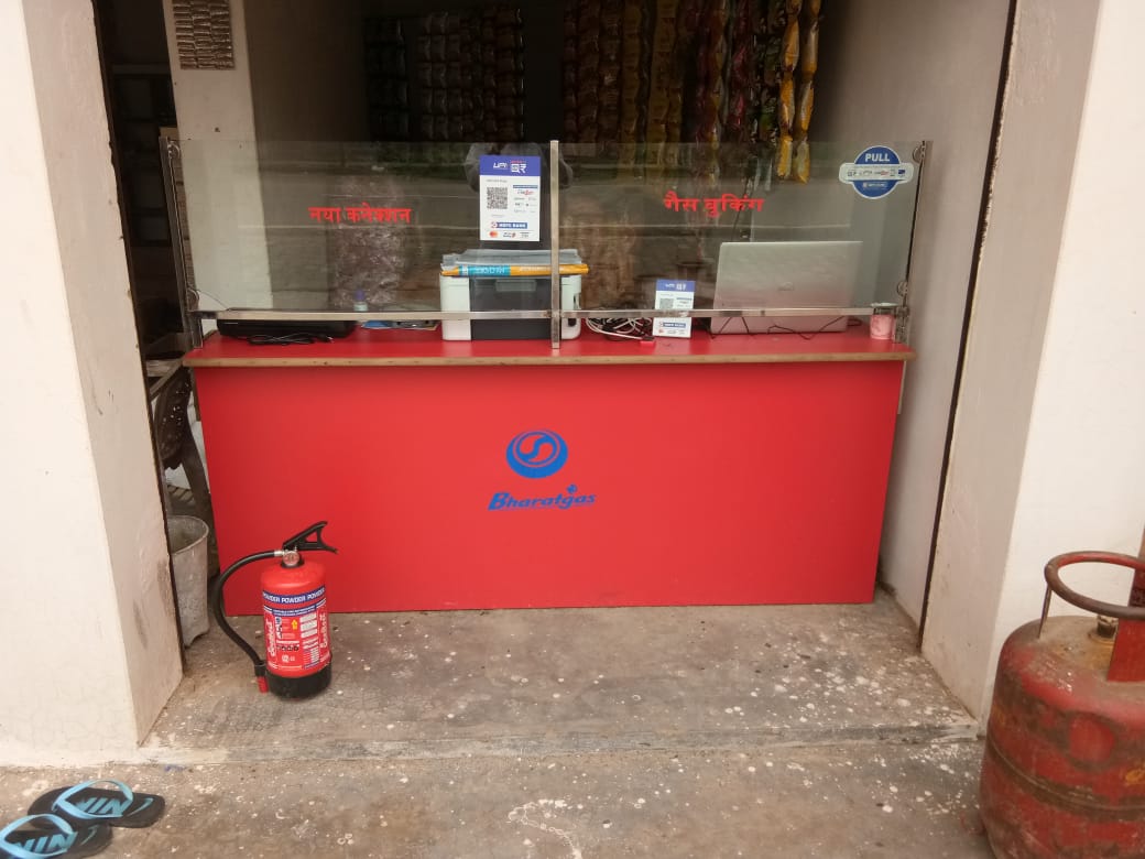 Utkarsh34725567's tweet photo. कॉमन सर्विस सेंटर के माध्यम से VLEअपने ग्रामीण इलाकों में नए Gas की बुकिंग करने और उन्हें रिफिल करने की सेवा भी अपने जन सेवा केंद्र के माध्यम से ही उपलब्ध कराएगा इसके लिए किसी भी ग्राहक को कहीं दूसरी जगह चक्कर लगाने की आवश्यकता नहीं होगी
@dintya15
@CSCUttarPradesh 
@atulitrai https://t.co/yIUrozGyrt