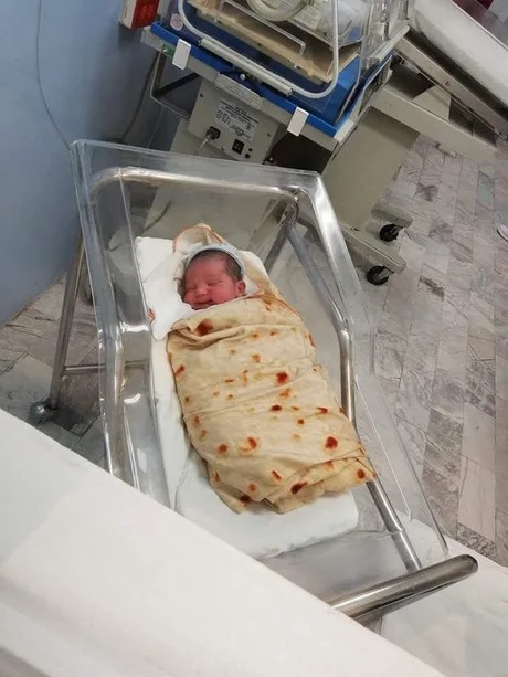 Rare image d'un bébé breton dans sa crêpe de naissance