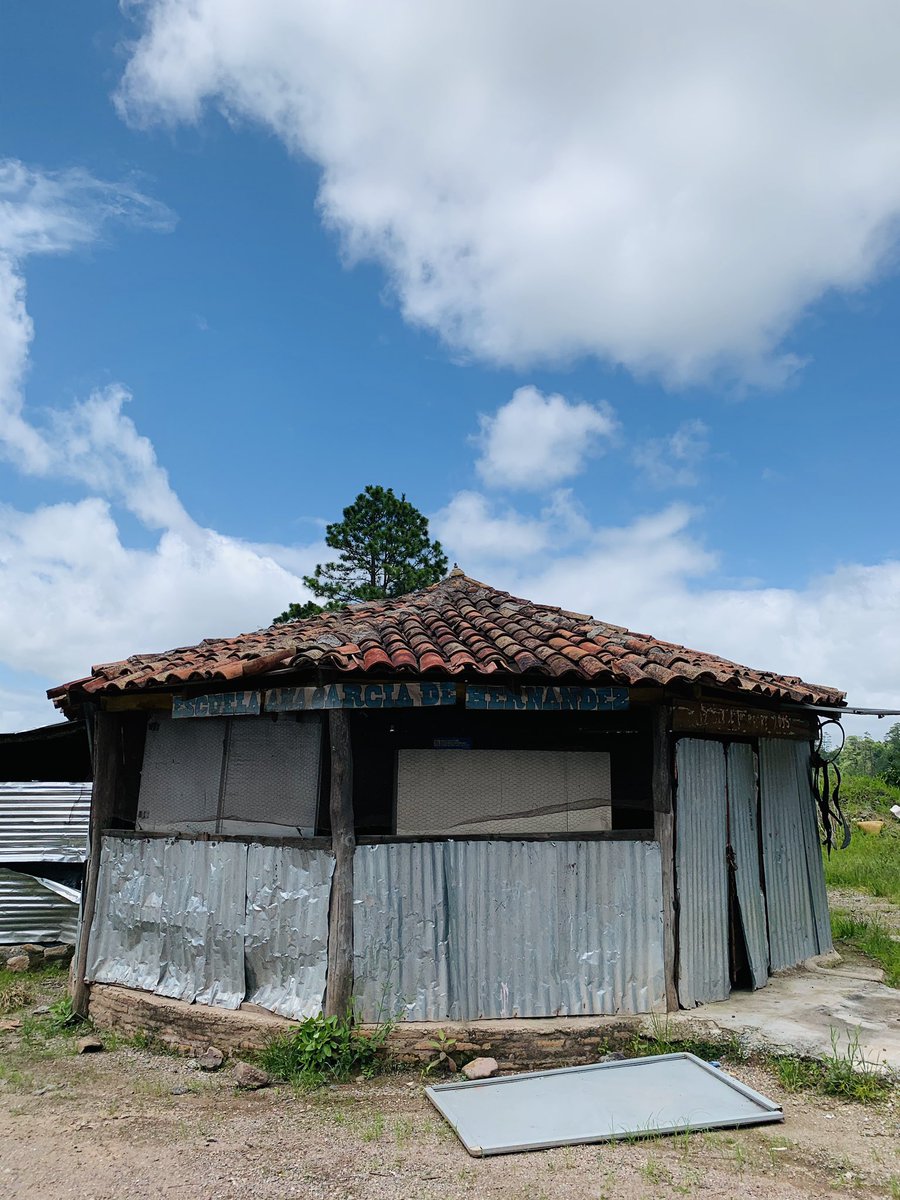 raulasotod's tweet photo. Escuela Ana García de Hernández. Un editorial hecho foto. A los que piensan que es falsa: está ubicada en la carretera que conduce de Tegucigalpa a Danli. Aproximadamente kilómetro 20. A mano izquierda si viene usted de la capital. https://t.co/lvFHaW39FX