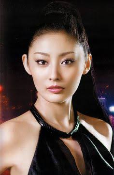 M I O 私の大好きだった若き日のジョニー デップが一目惚れしたバネッサや 彼らの娘のリリーローズも頬骨 が高いですね ついでに 元カノのケイト モスも頬骨が高い 頬骨を目立たせるようなメイクも人気です 日本人で頬骨が高く美しい女優