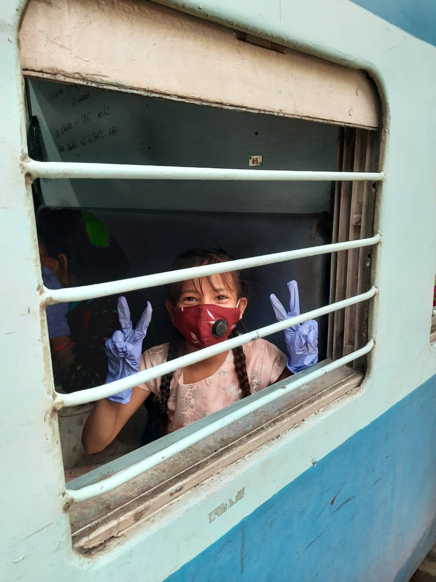 SWRRLY's tweet photo. A girl is all smiles as train chugs out to her native place from #Bengaluru!
Another #ShramikSpecial left from Bengaluru to #Guwahati with 1678 passengers.

@drmsbc 

#India #IndianRailways #Karnataka #IndiaFightsCOVID19 #migrants #shramikexpress #Assam https://t.co/yTMS4yBmYP