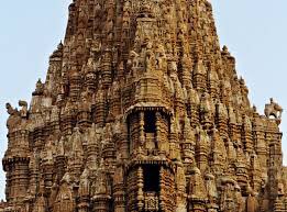 जगत मंदिर के नाम से जाना जाने वाला यह द्वारकाधीश मंदिर 5 मंजिला इमारत का तथा 72 स्तंभों द्वारा स्थापित किया गया है। मंदिर का शिखर करीब 78.3 मीटर ऊंची है। मंदिर के ऊपर स्थित ध्वज सूर्य और चंद्रमा को दर्शाता है, जो कि यह संकेत मिलता है कि पृथ्वी पर सूर्य