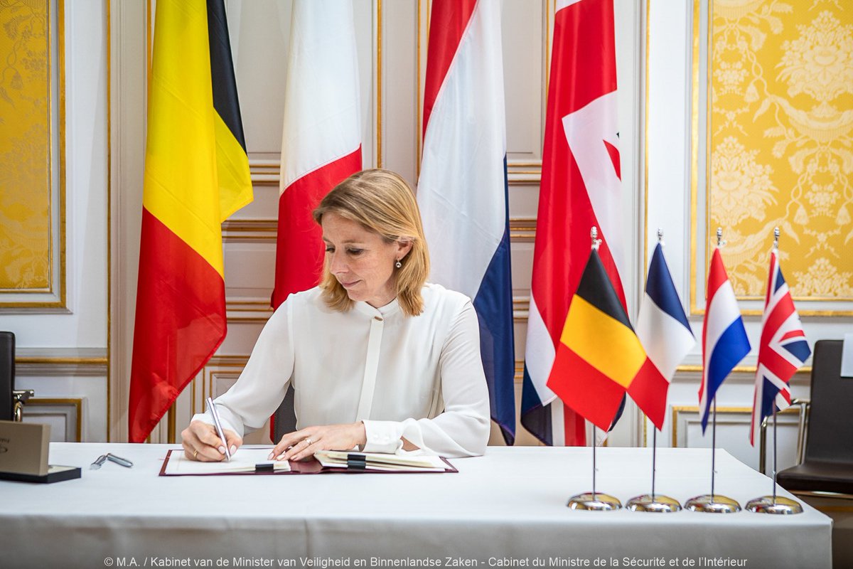 🎉🚄 Today an agreement was signed marking an important step towards a direct high-speed return service between Amsterdam and London 
 
🌿A great, sustainable way to travel between 🇬🇧 and 🇳🇱, remaining close as friends &amp; #NorthSeaNeighbours 

<a href="/ukhomeoffice/">Home Office</a> | <a href="/Eurostar/">Eurostar</a> | <a href="/MinIenW/">Ministerie van Infrastructuur en Waterstaat</a>
